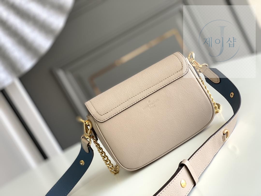 Louis Vuitton Lock Me Tender - 상세 이미지