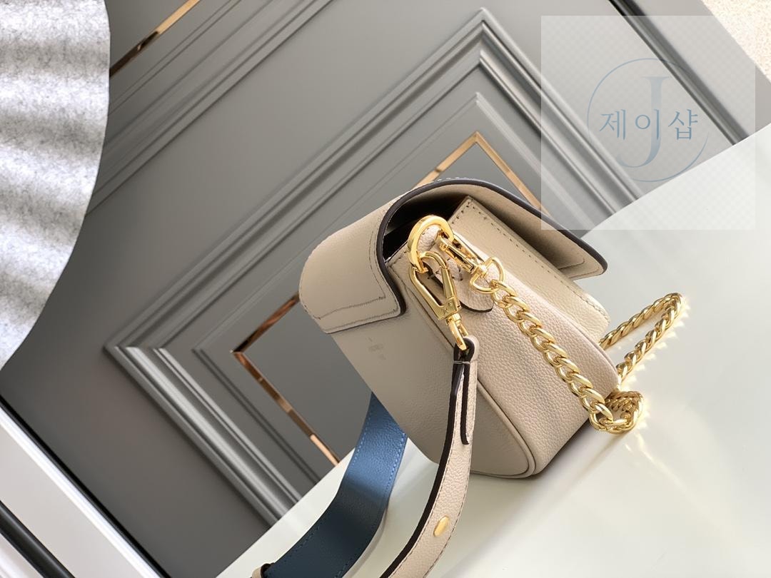 Louis Vuitton Lock Me Tender - 상세 이미지