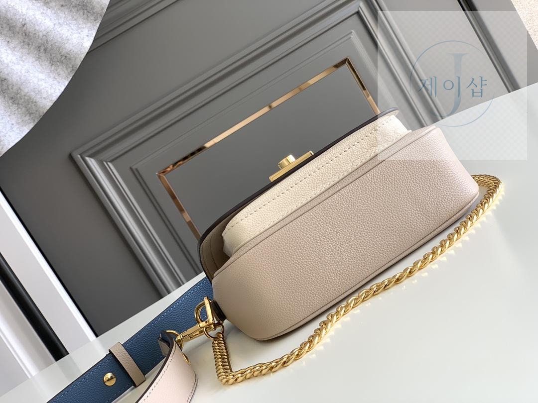 Louis Vuitton Lock Me Tender - 상세 이미지