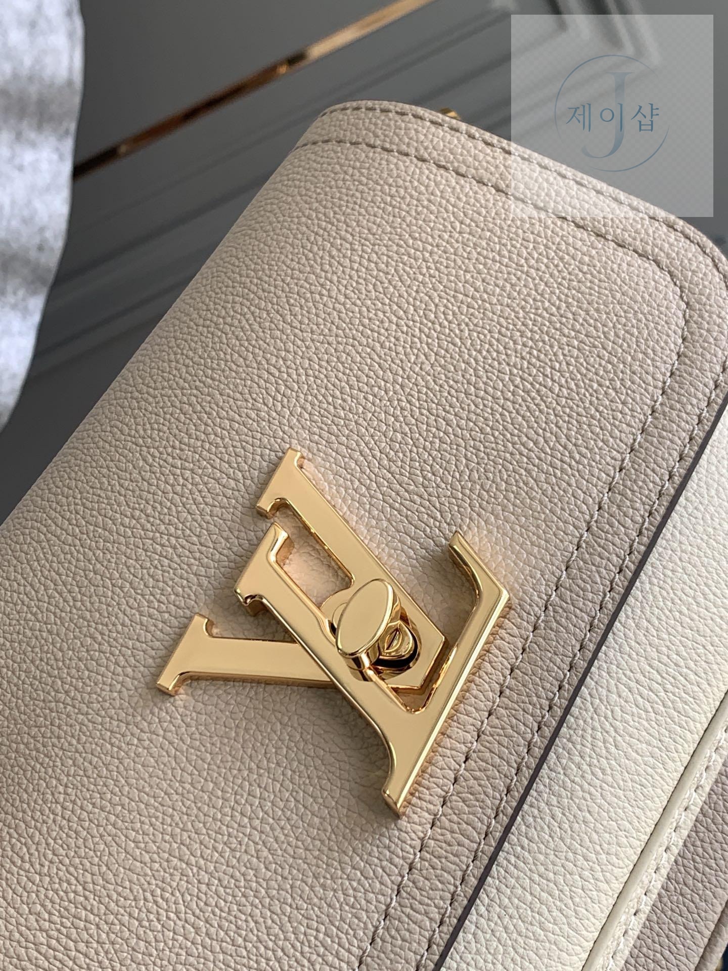 Louis Vuitton Lock Me Tender - 상세 이미지