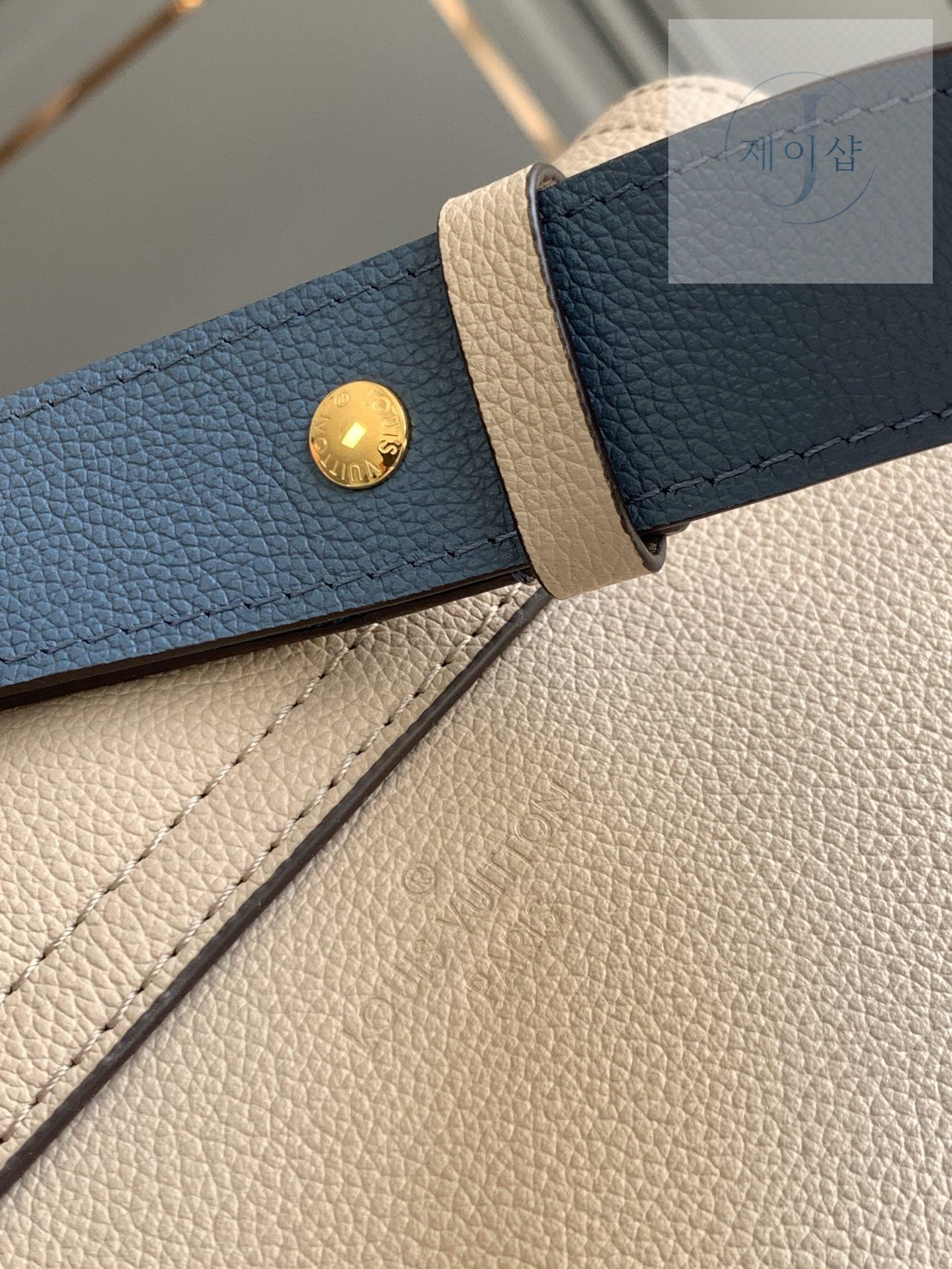 Louis Vuitton Lock Me Tender - 상세 이미지