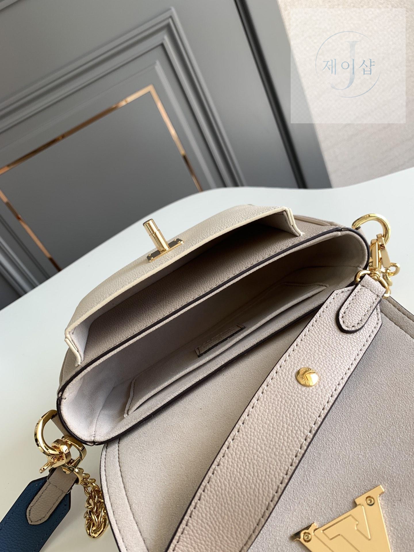 Louis Vuitton Lock Me Tender - 상세 이미지