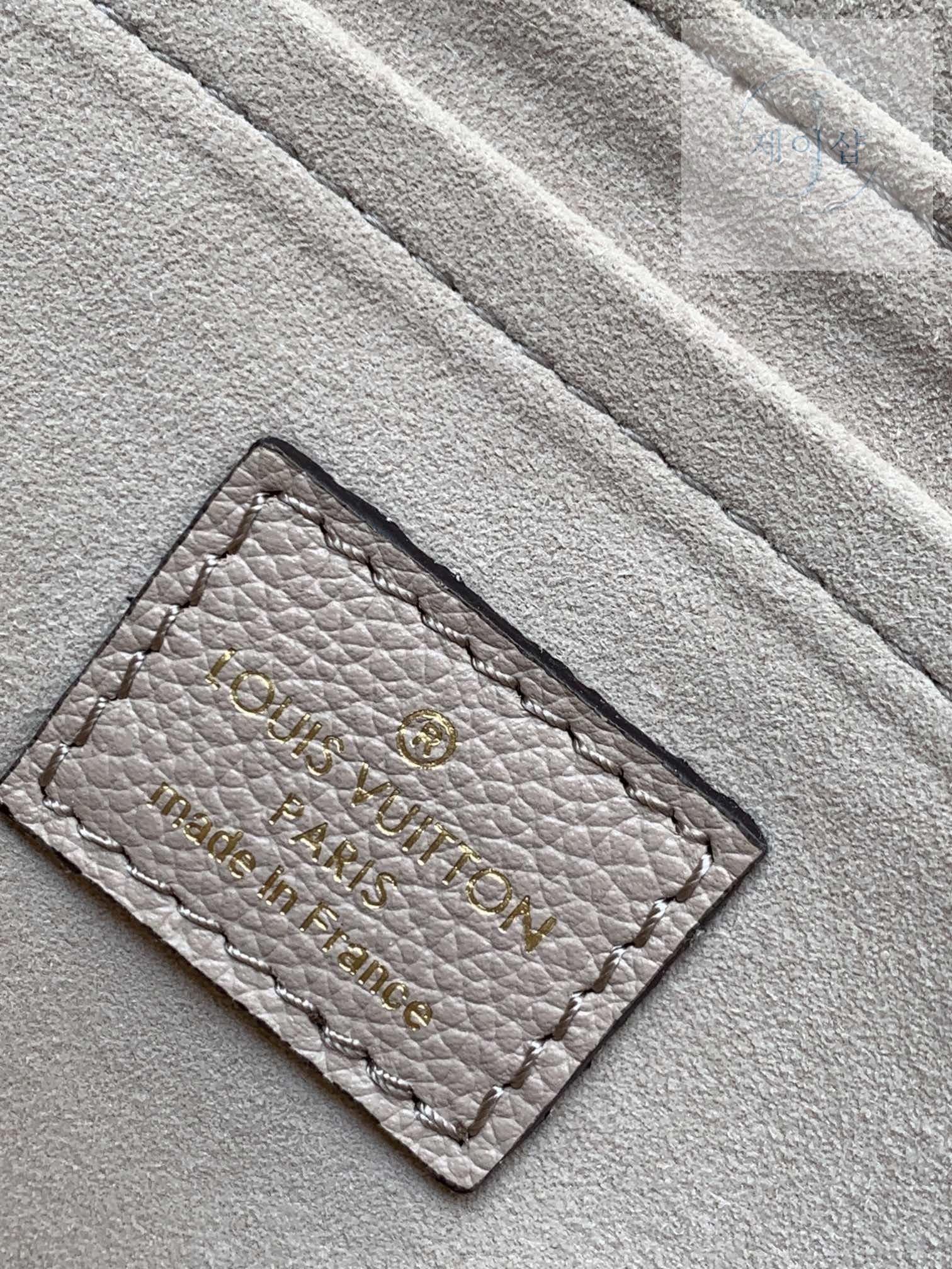 Louis Vuitton Lock Me Tender - 상세 이미지