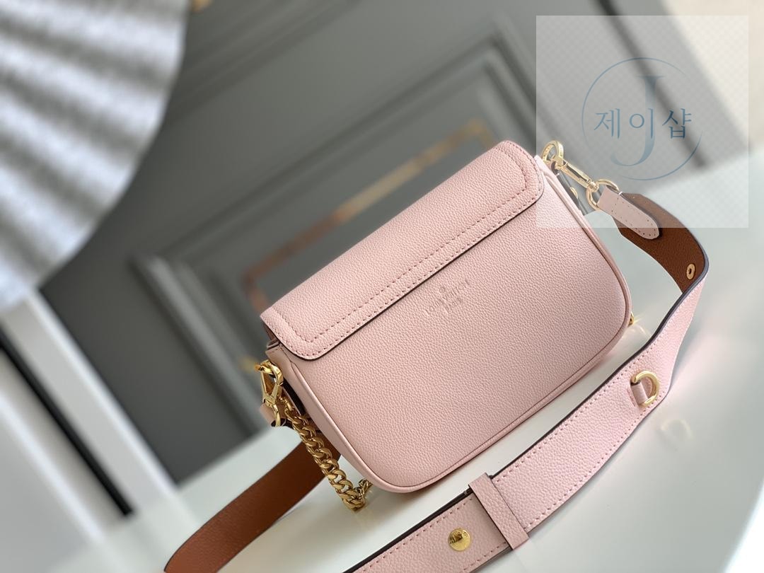 Louis Vuitton Lock Me Tender - 상세 이미지