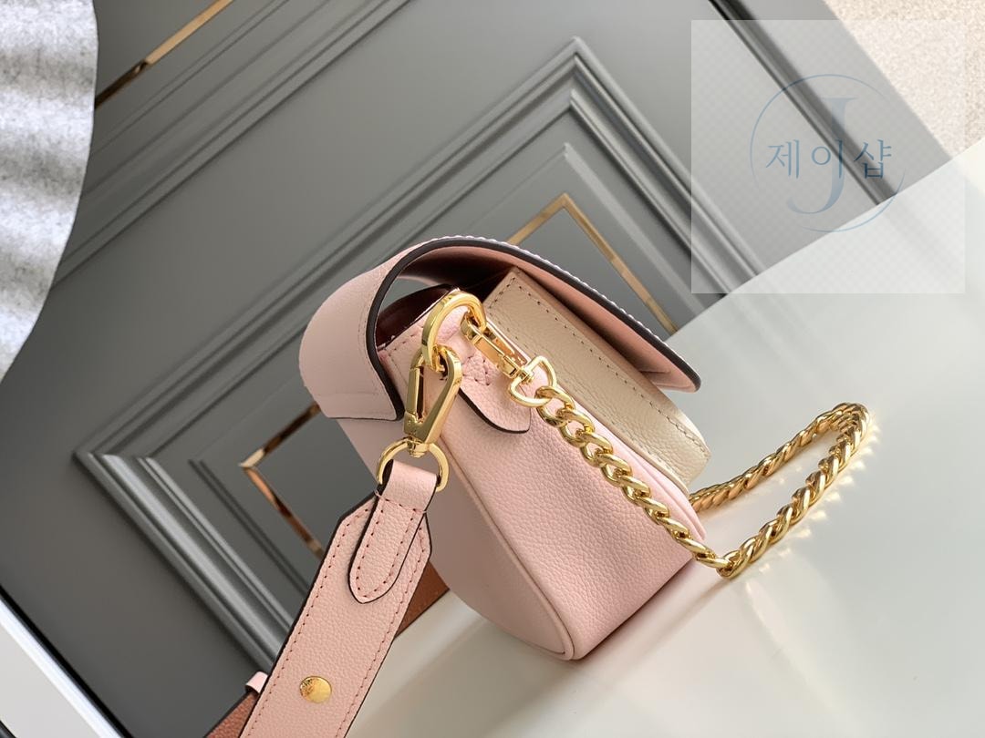 Louis Vuitton Lock Me Tender - 상세 이미지
