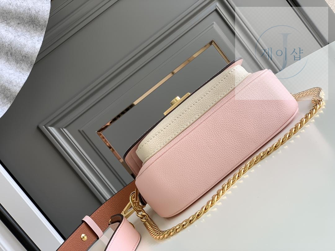 Louis Vuitton Lock Me Tender - 상세 이미지