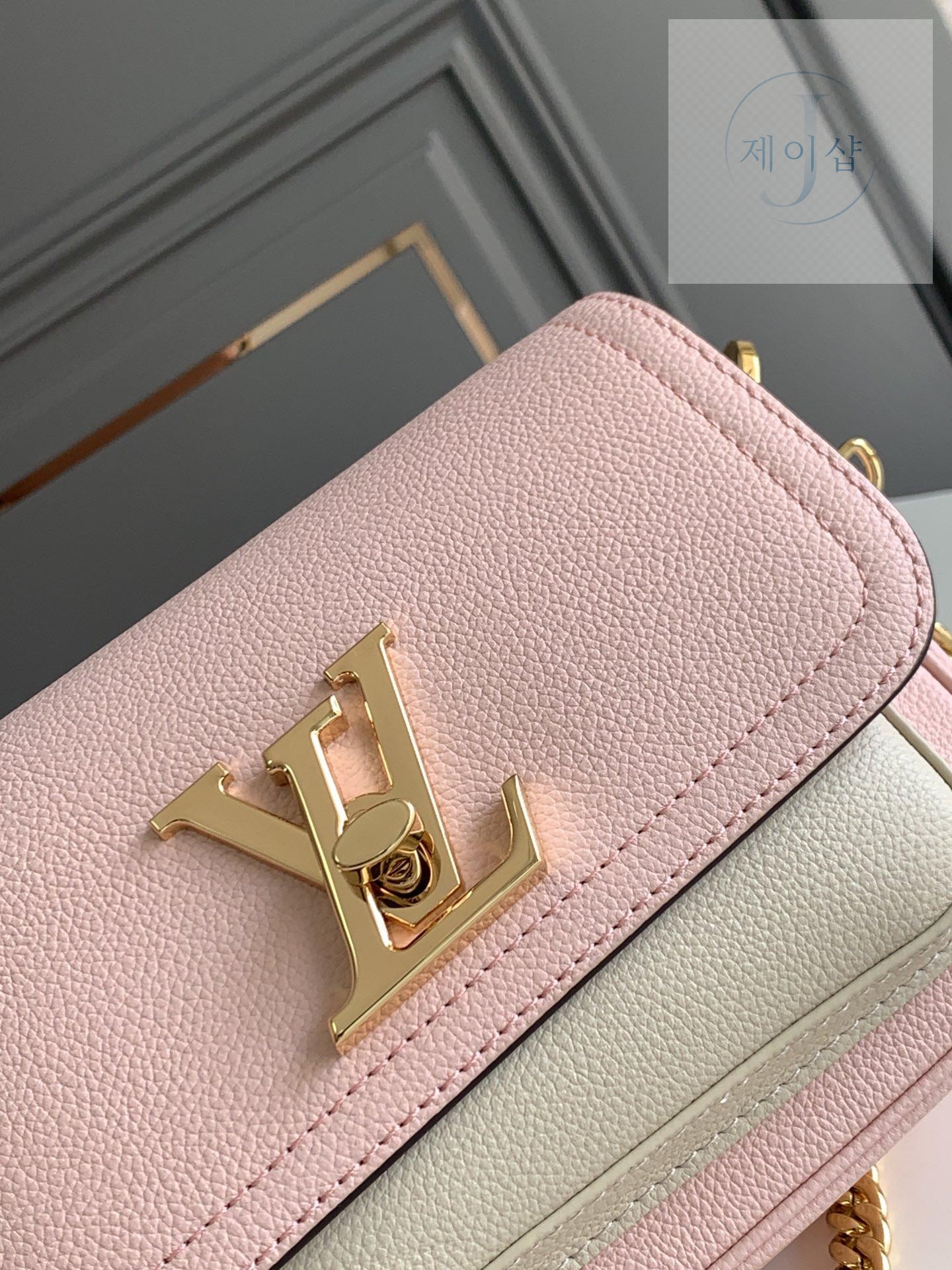 Louis Vuitton Lock Me Tender - 상세 이미지