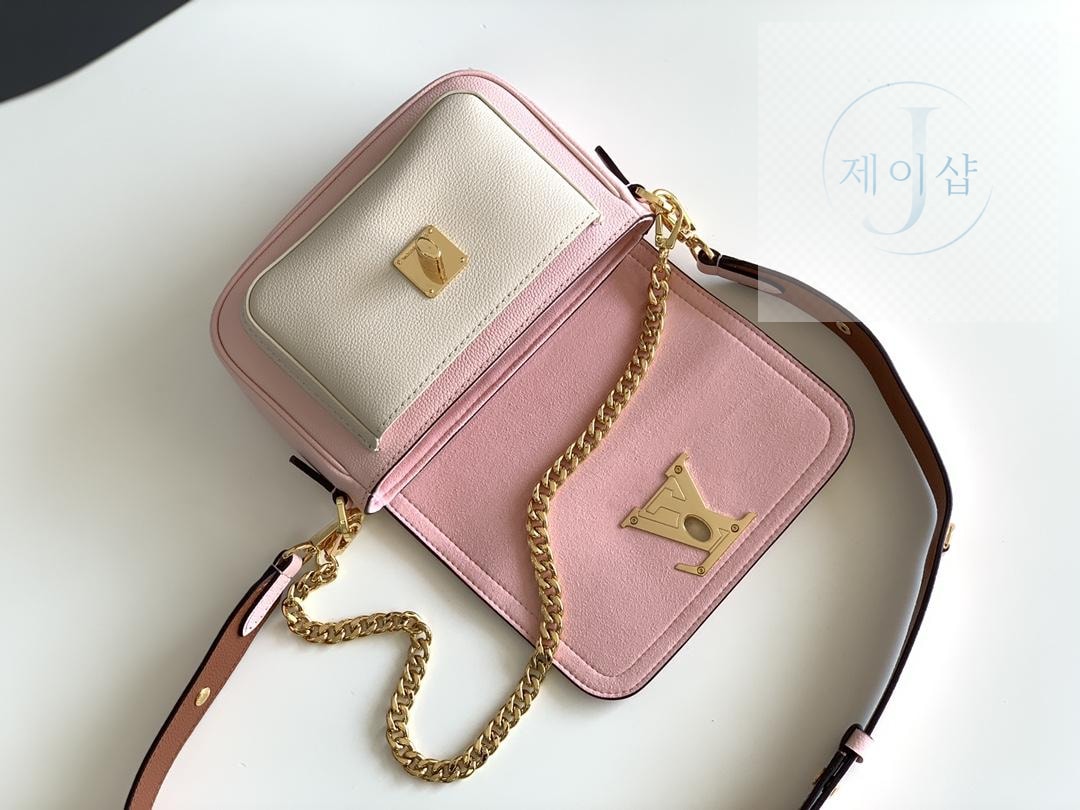Louis Vuitton Lock Me Tender - 상세 이미지