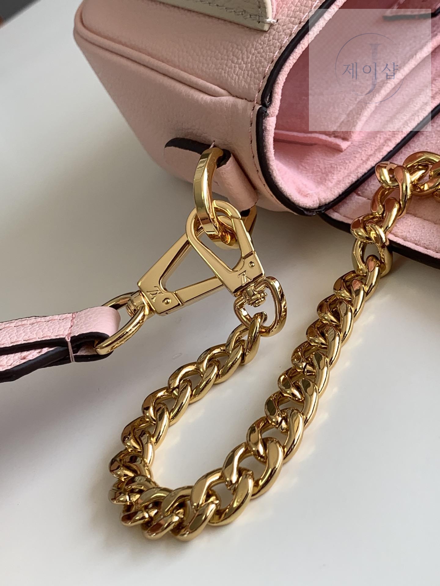 Louis Vuitton Lock Me Tender - 상세 이미지