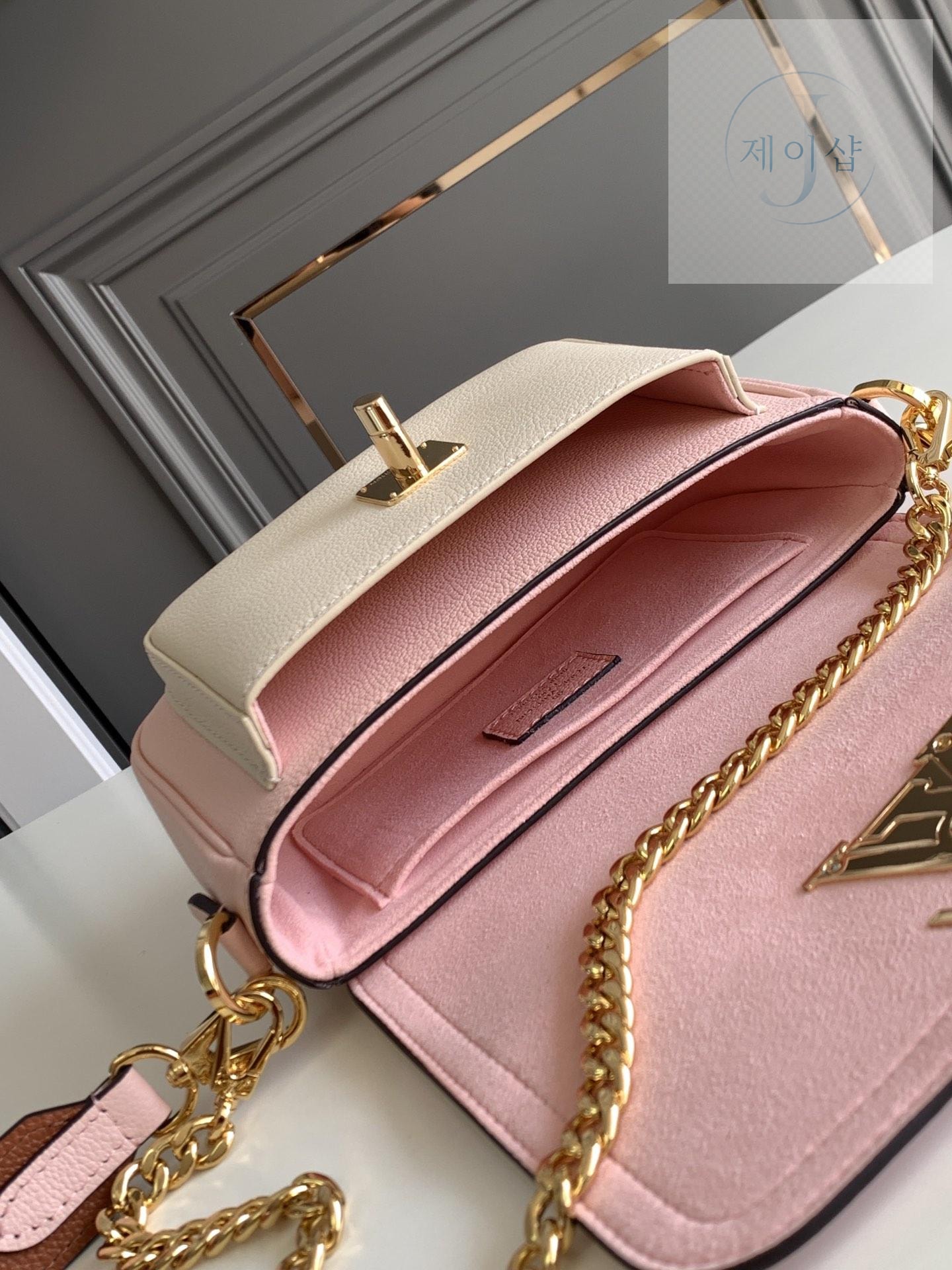 Louis Vuitton Lock Me Tender - 상세 이미지