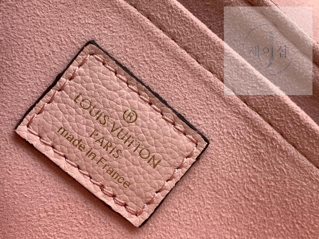 Louis Vuitton Lock Me Tender - 상세 이미지