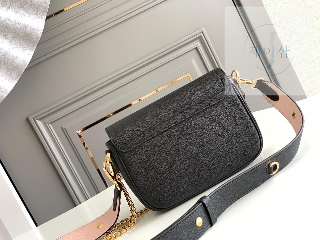 Louis Vuitton Lock Me Tender - 상세 이미지
