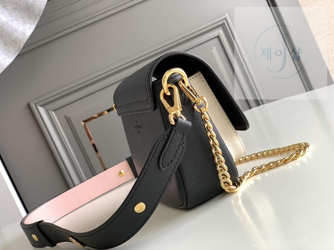 Louis Vuitton Lock Me Tender - 상세 이미지