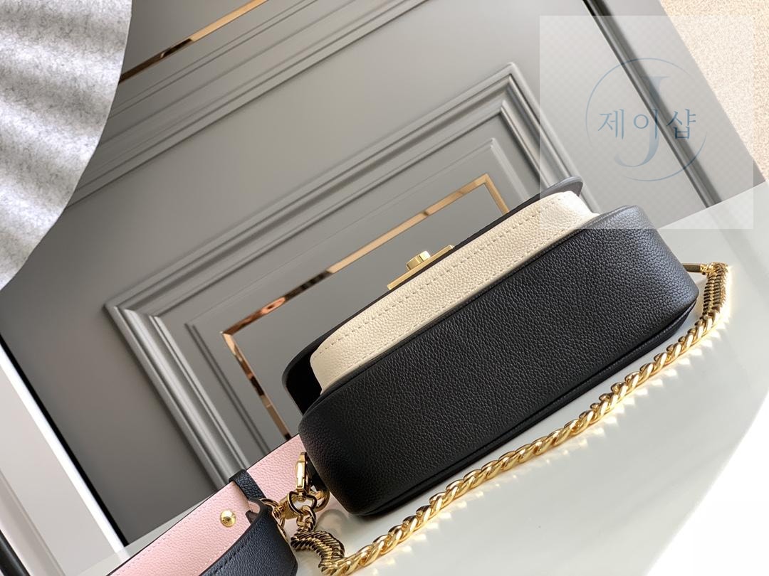 Louis Vuitton Lock Me Tender - 상세 이미지