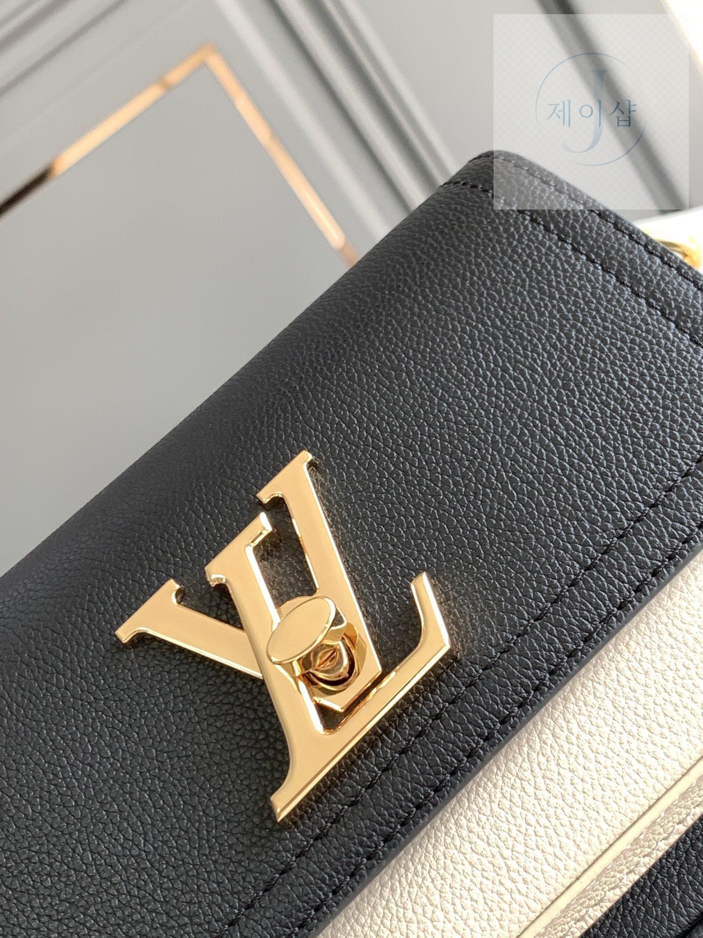 Louis Vuitton Lock Me Tender - 상세 이미지