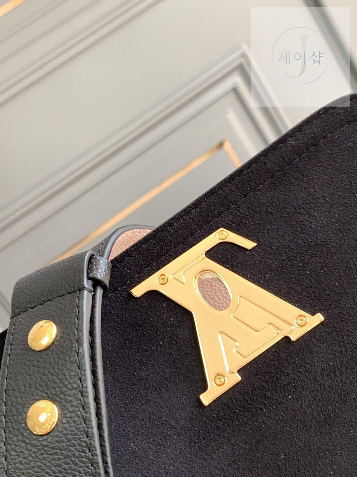 Louis Vuitton Lock Me Tender - 상세 이미지