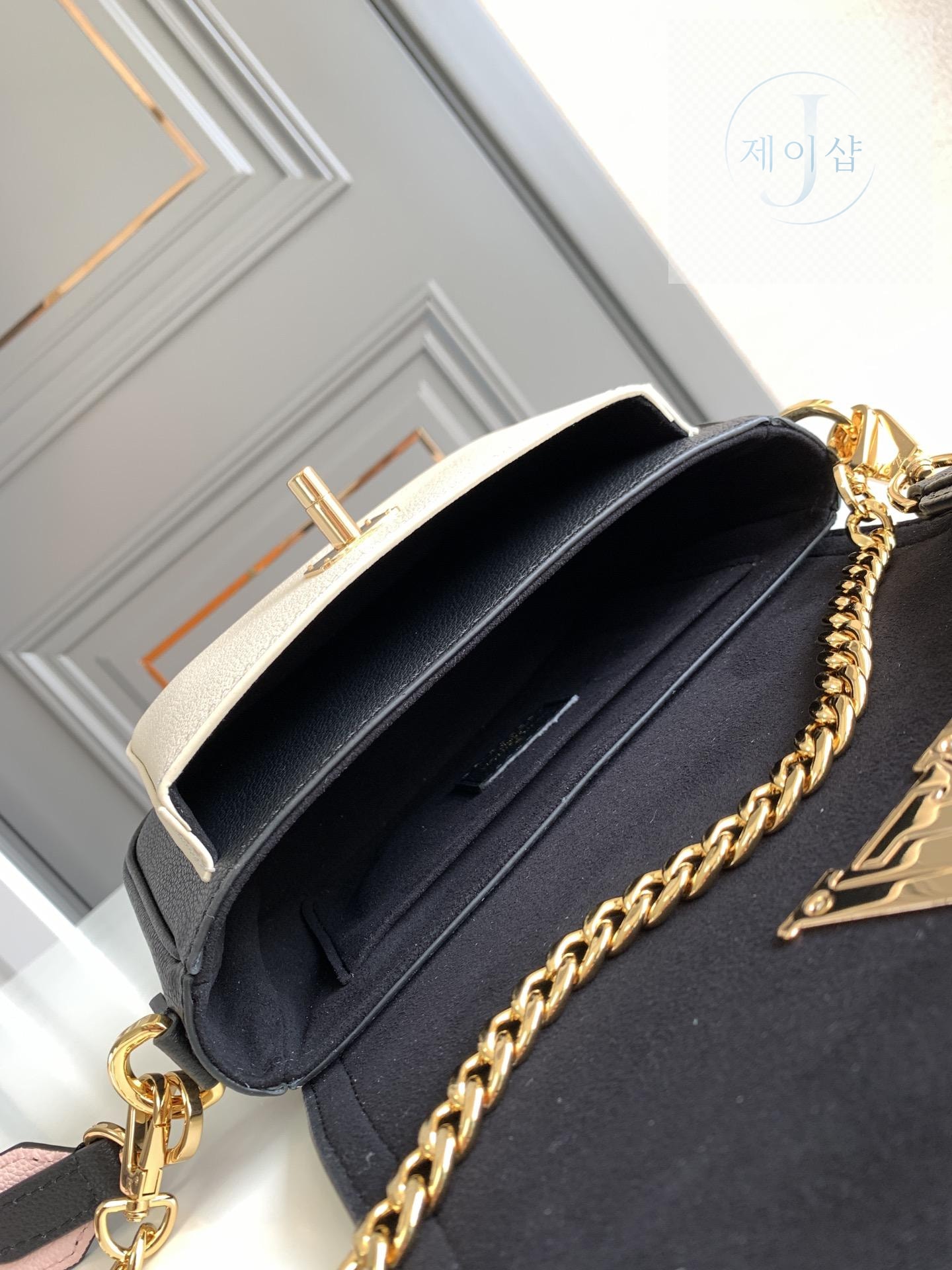 Louis Vuitton Lock Me Tender - 상세 이미지