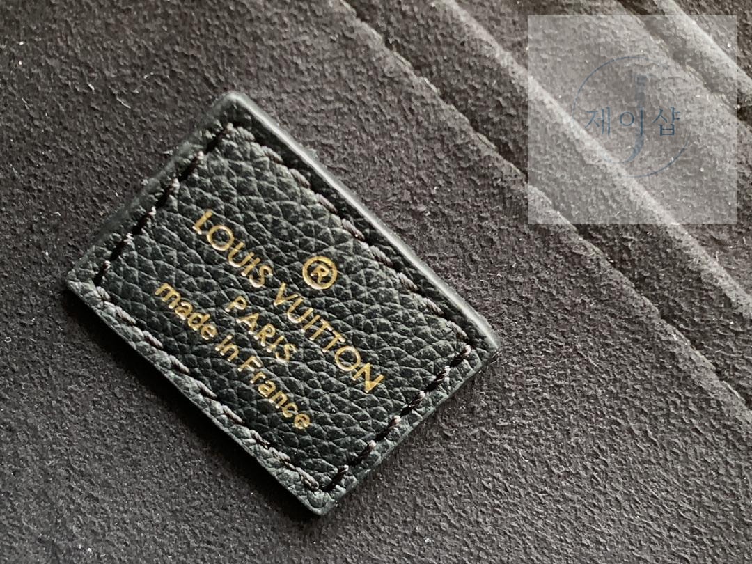 Louis Vuitton Lock Me Tender - 상세 이미지