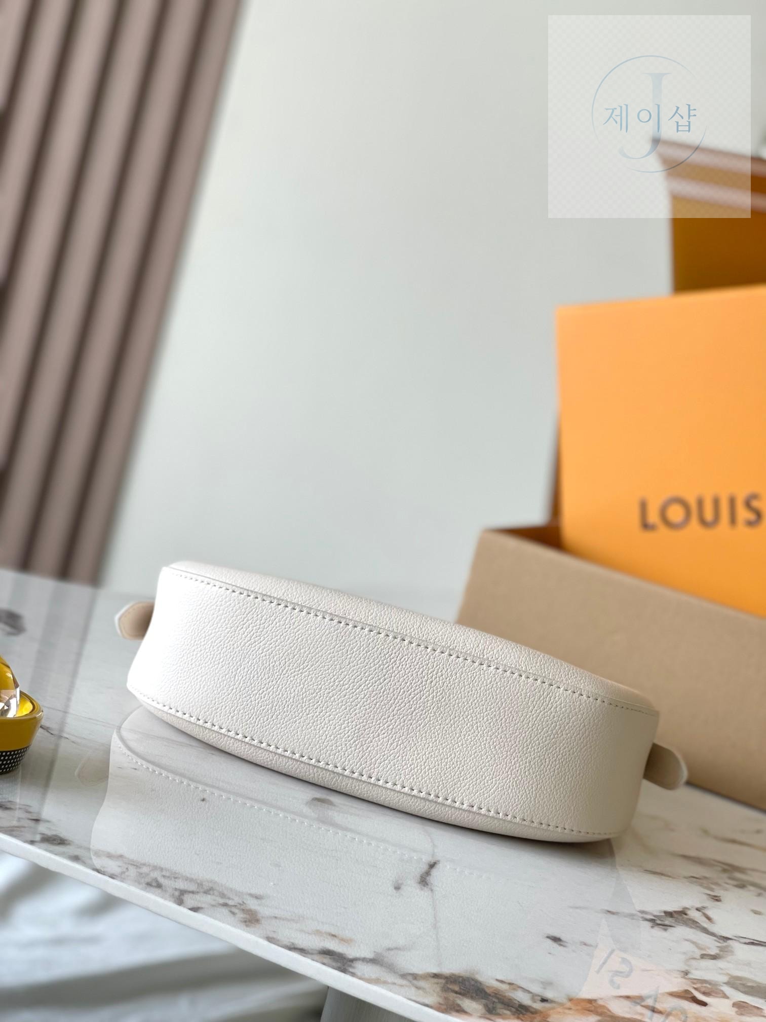 Louis Vuitton Low Key Shoulder - 상세 이미지