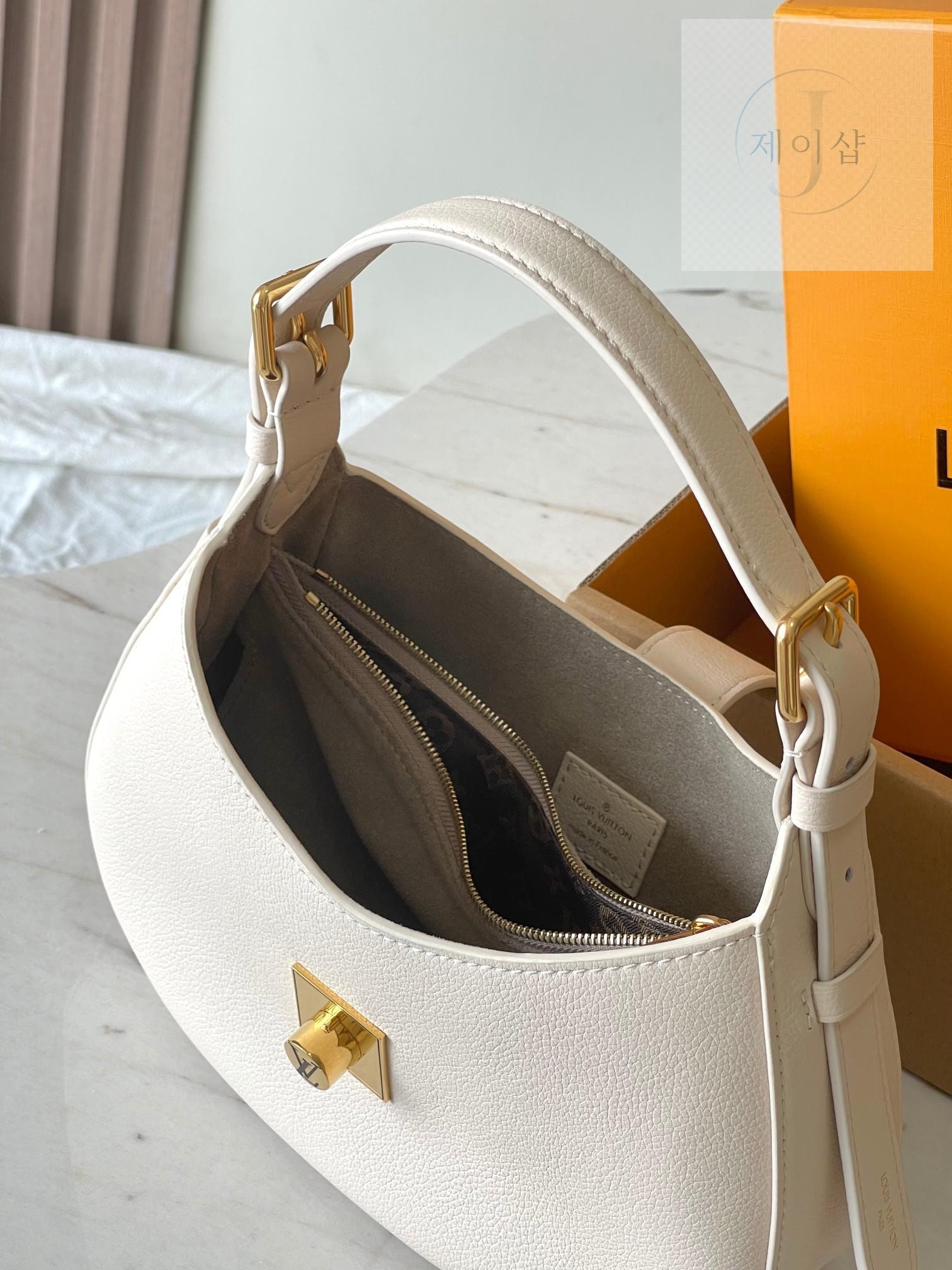 Louis Vuitton Low Key Shoulder - 상세 이미지