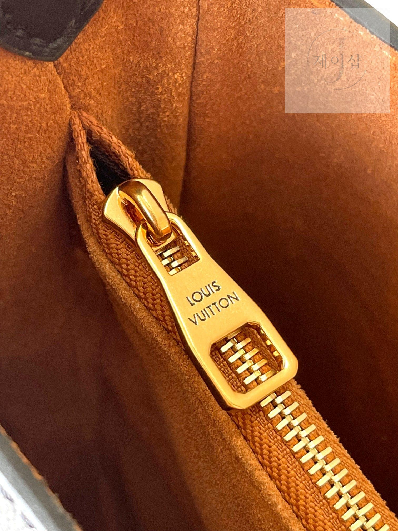 Louis Vuitton Low Key Shoulder - 상세 이미지