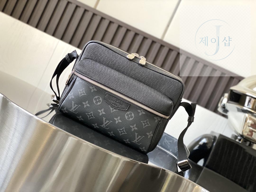 Louis Vuitton Outdoor Messenger