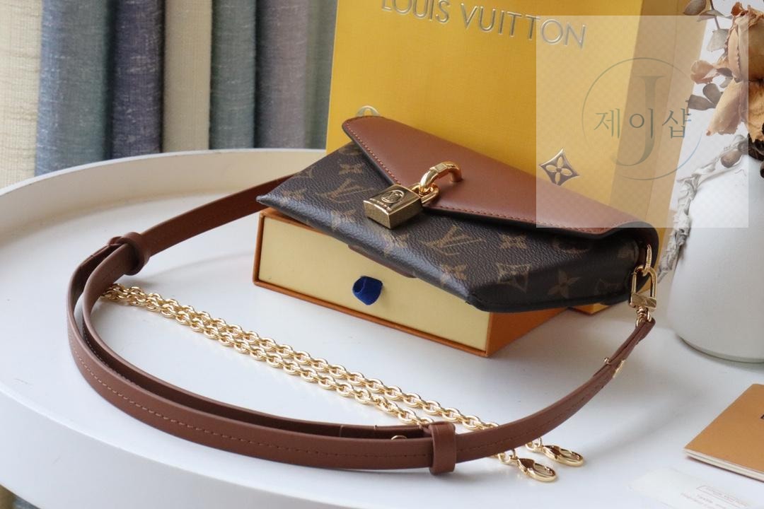 Louis Vuitton Padlock On Strap - 상세 이미지