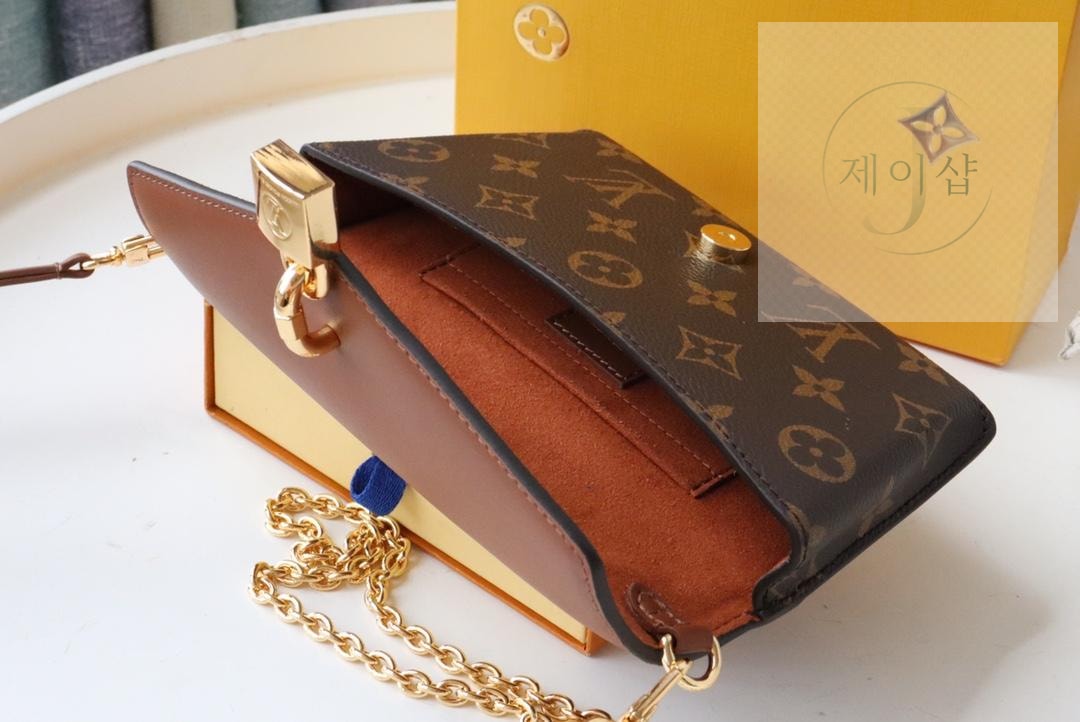 Louis Vuitton Padlock On Strap - 상세 이미지