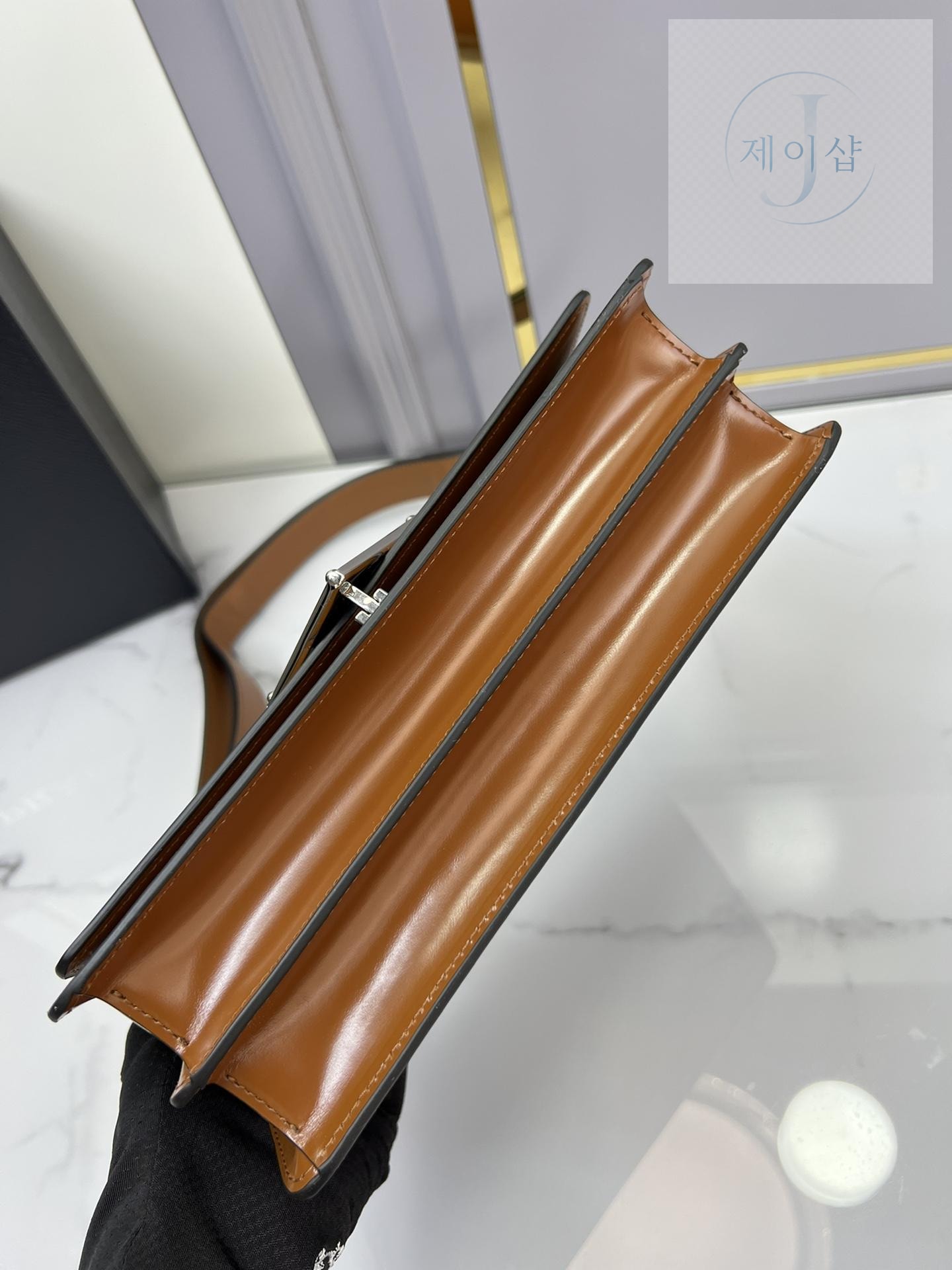 Prada Emblem Brushed Leather Bag - 상세 이미지