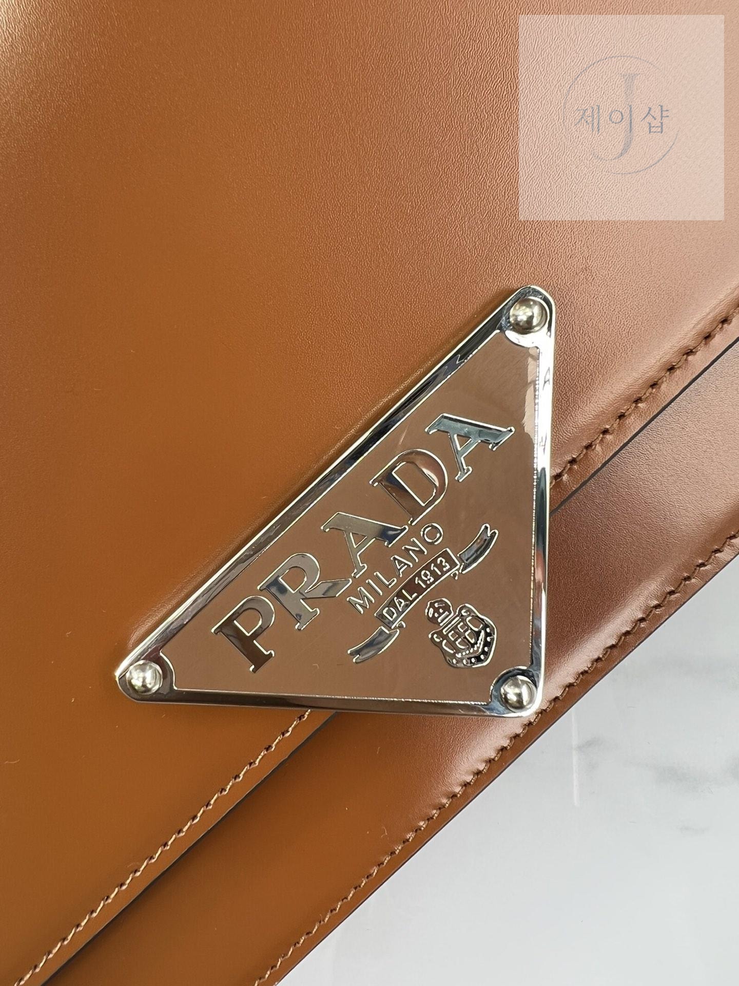 Prada Emblem Brushed Leather Bag - 상세 이미지