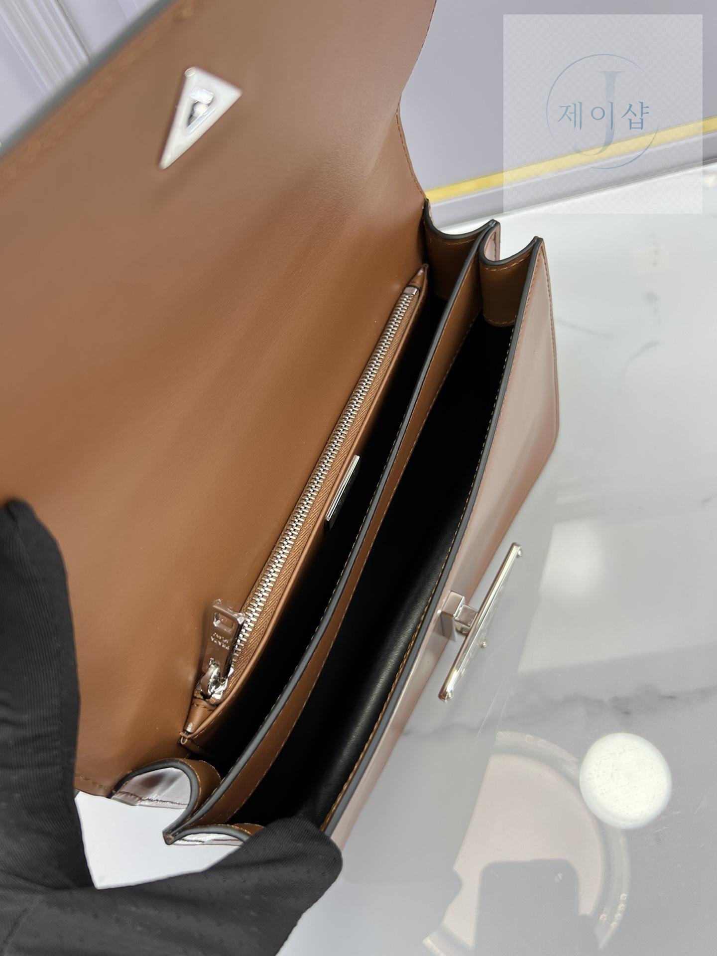 Prada Emblem Brushed Leather Bag - 상세 이미지