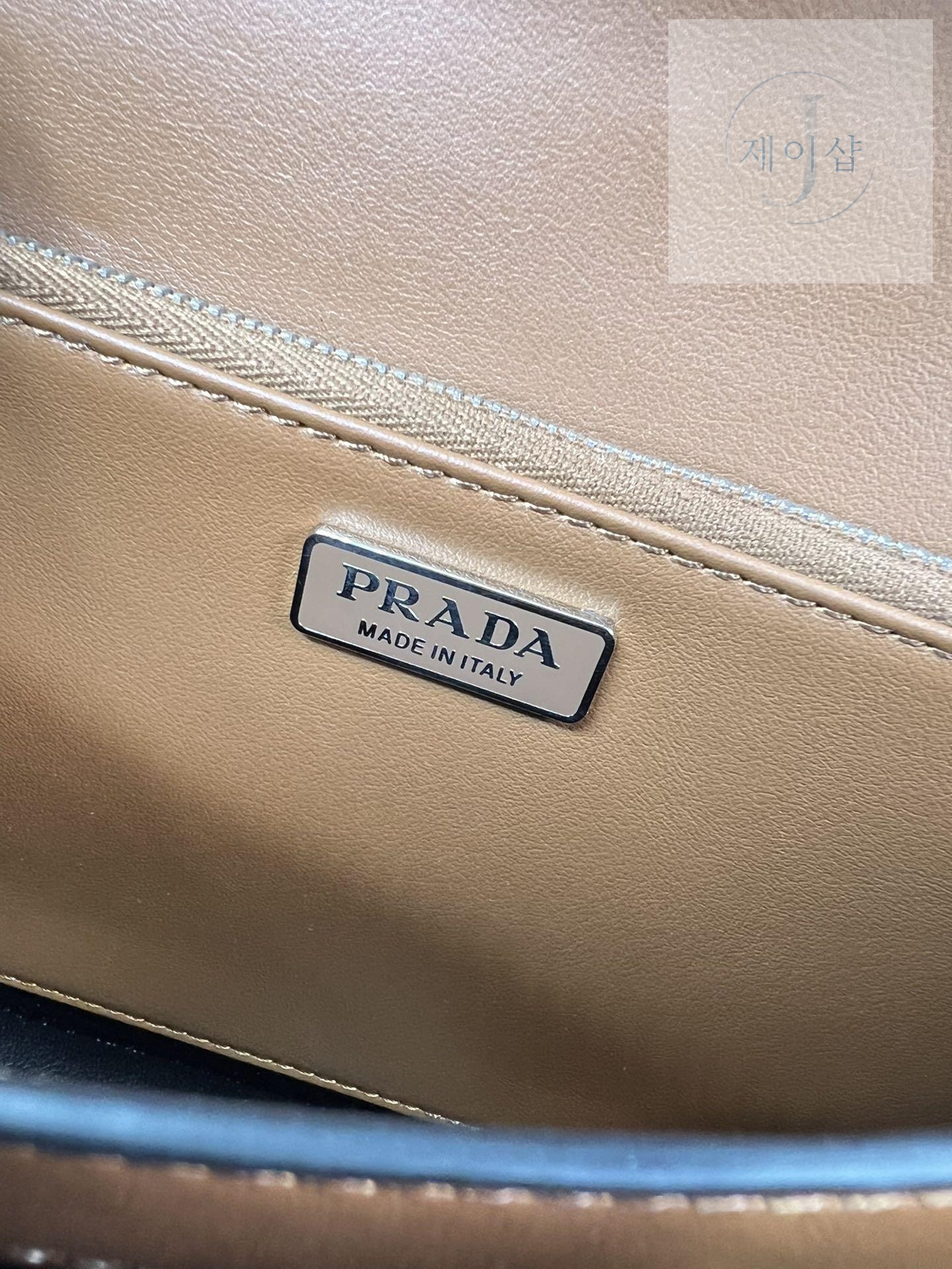 Prada Emblem Brushed Leather Bag - 상세 이미지