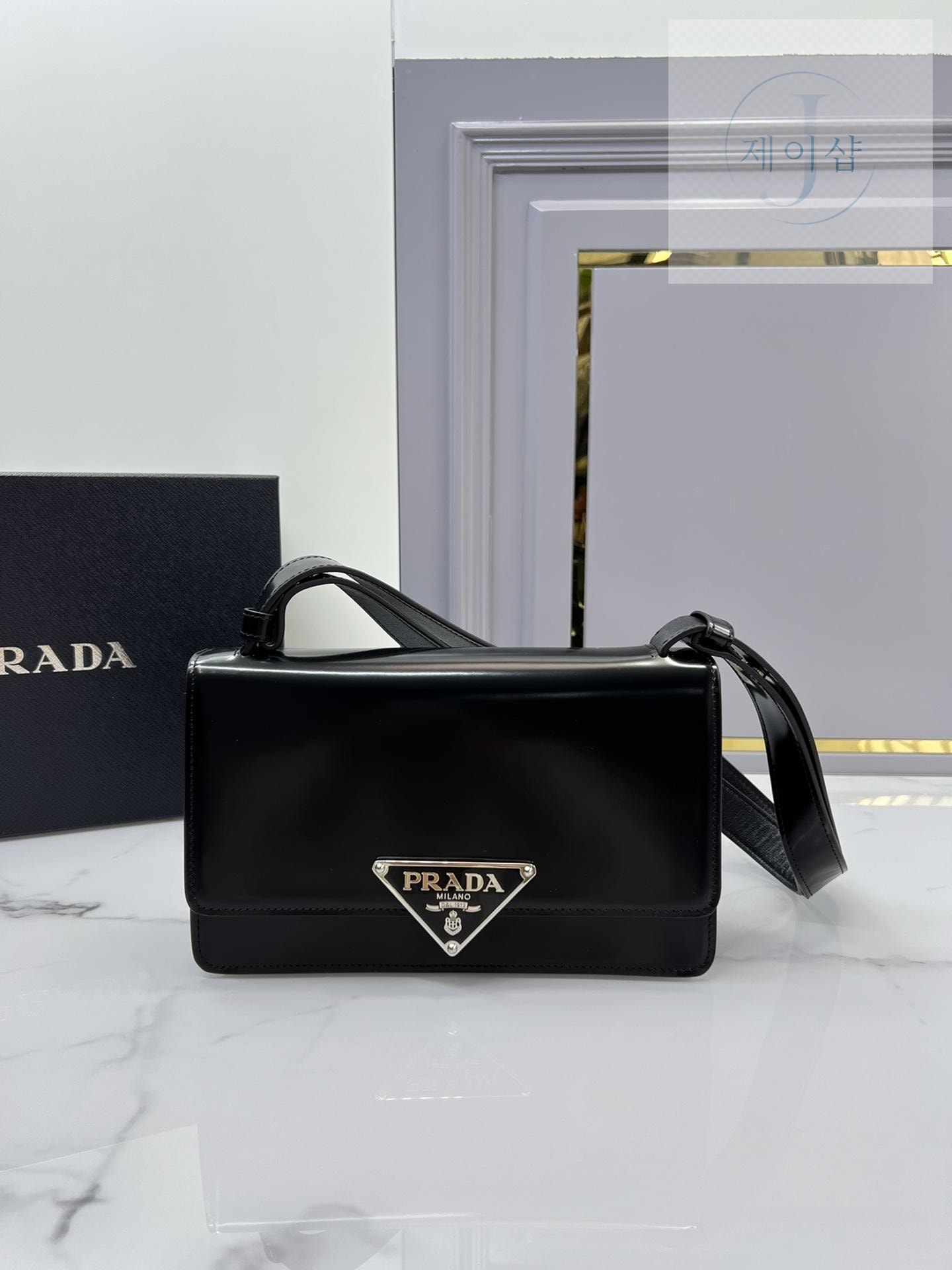 Prada Emblem Brushed Leather Bag - 상세 이미지