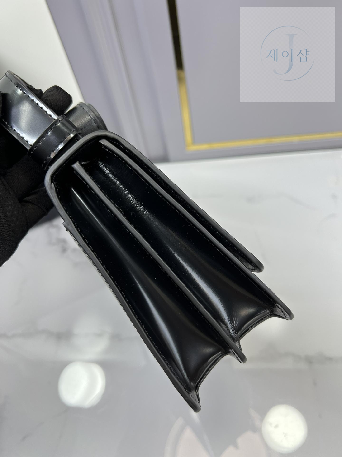 Prada Emblem Brushed Leather Bag - 상세 이미지
