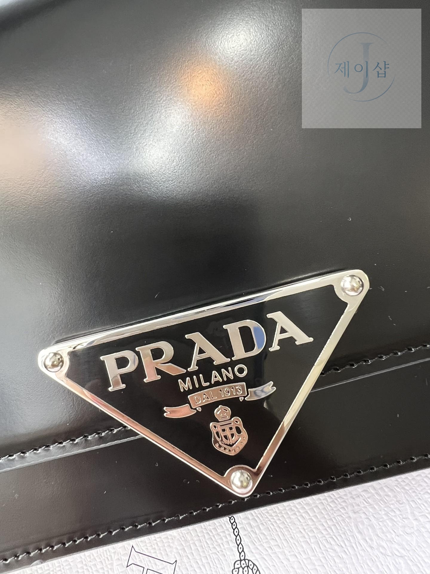 Prada Emblem Brushed Leather Bag - 상세 이미지