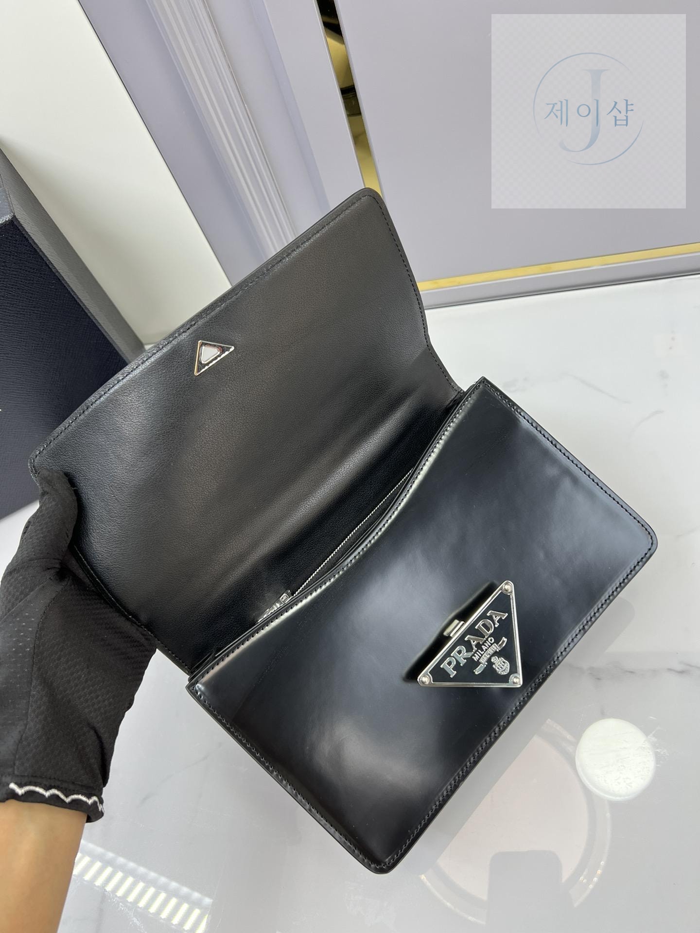 Prada Emblem Brushed Leather Bag - 상세 이미지