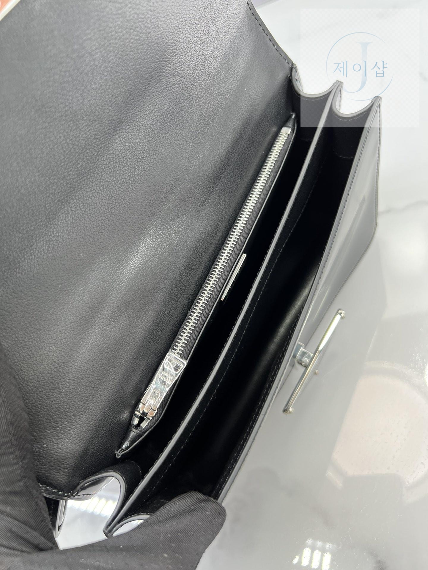 Prada Emblem Brushed Leather Bag - 상세 이미지