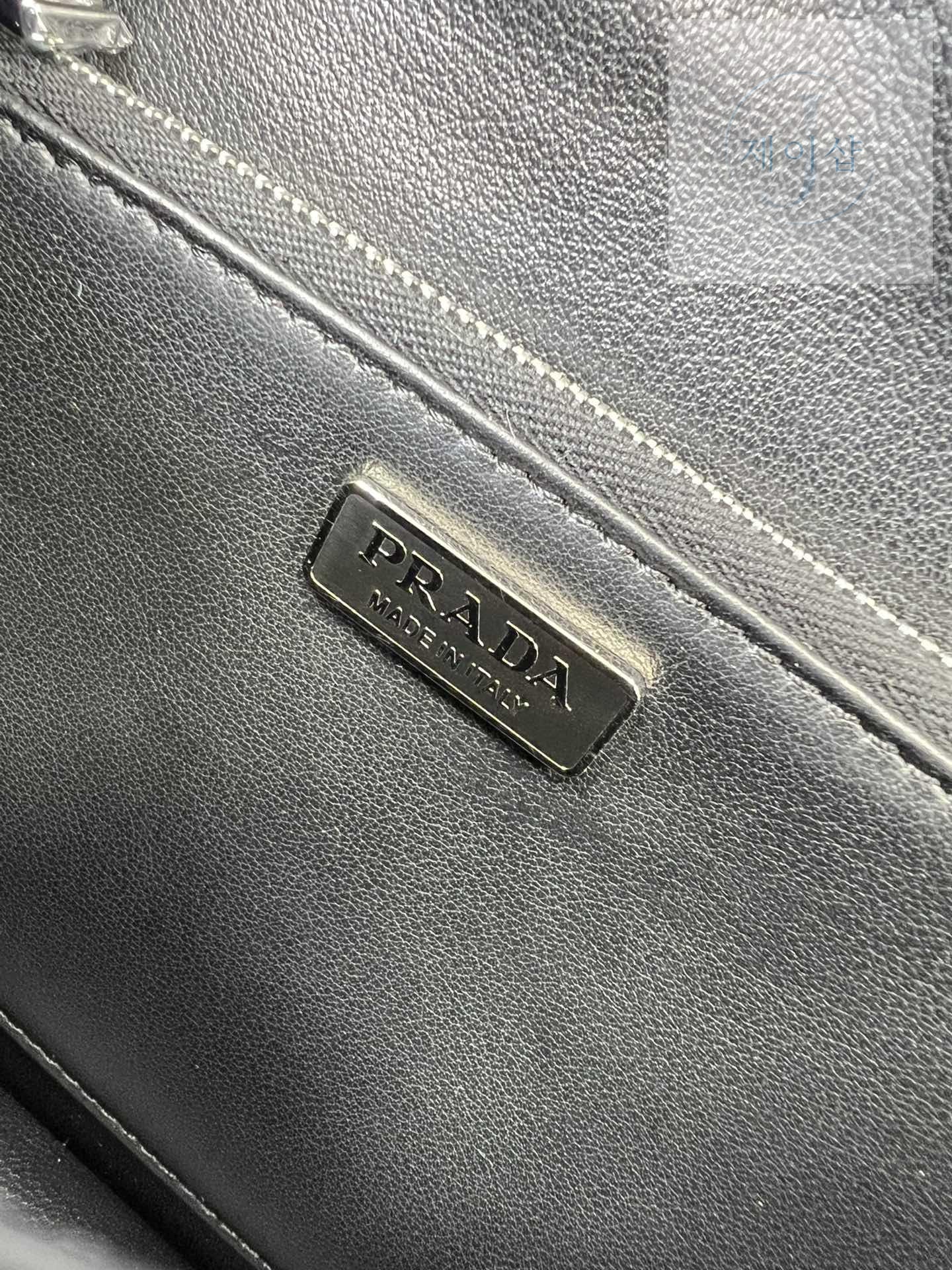 Prada Emblem Brushed Leather Bag - 상세 이미지