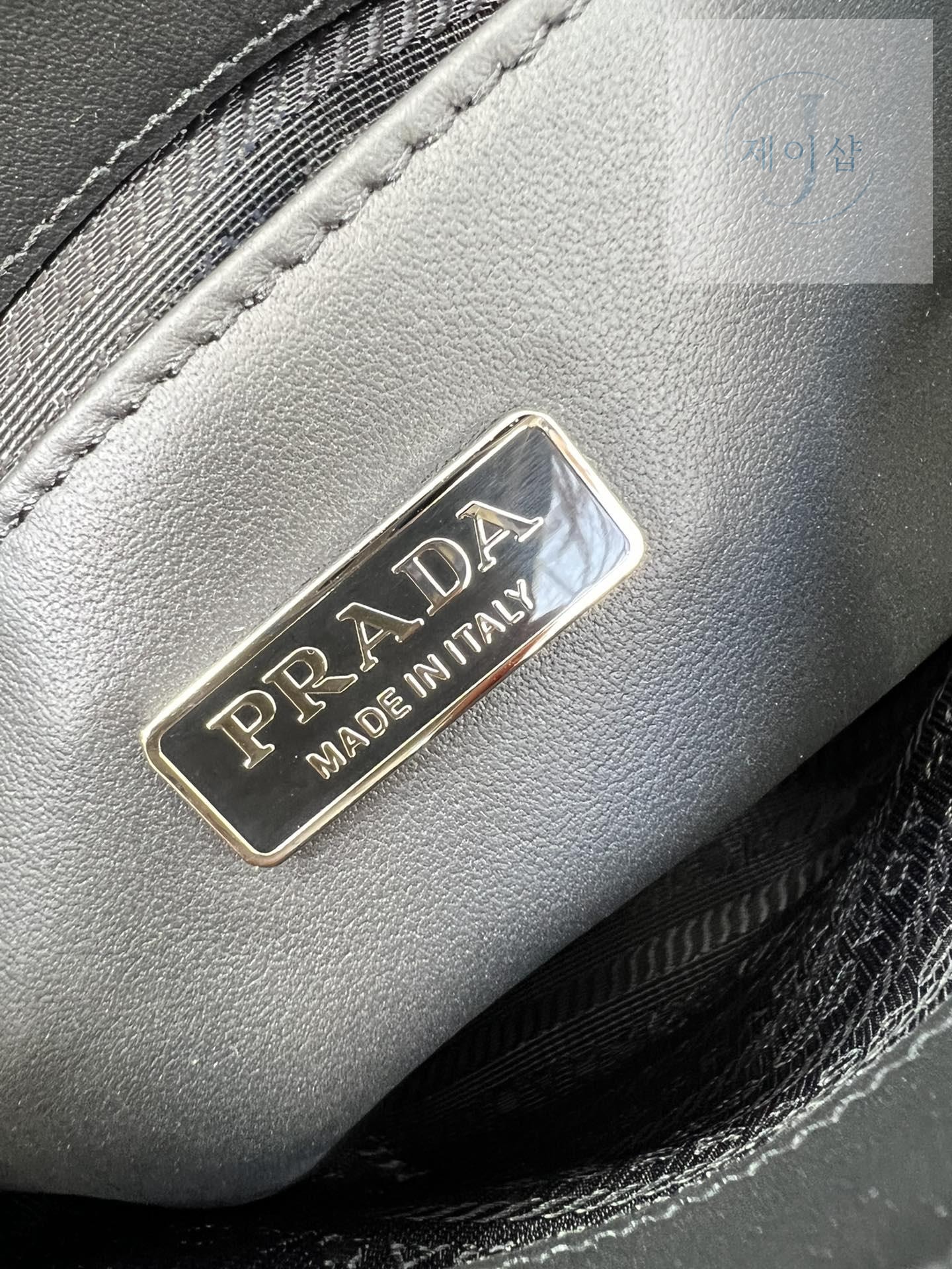 Prada Leather Bucket - 상세 이미지