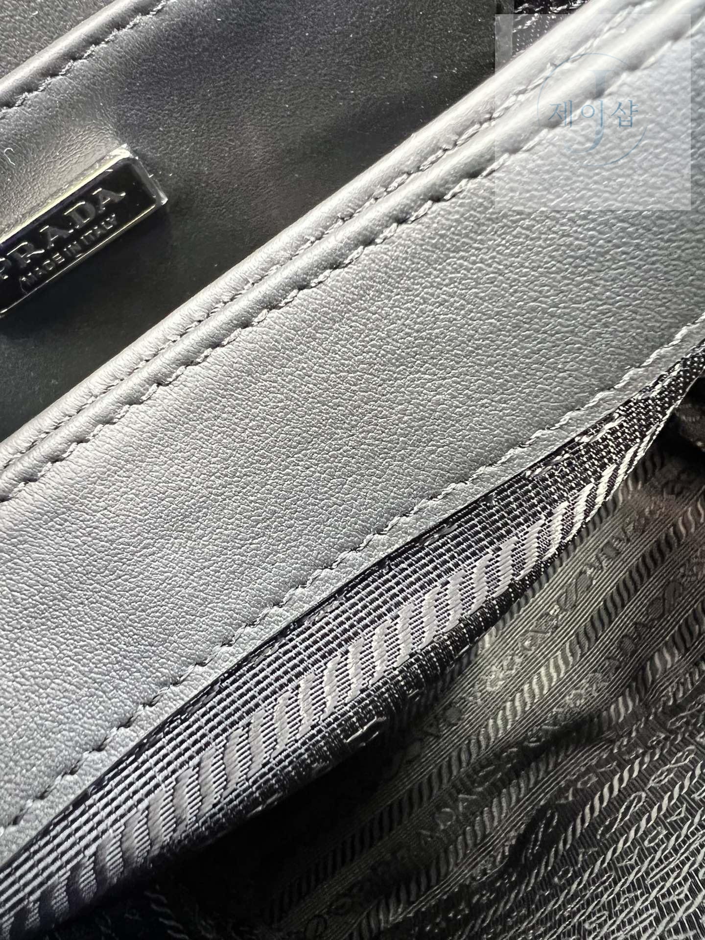 Prada Leather Bucket - 상세 이미지