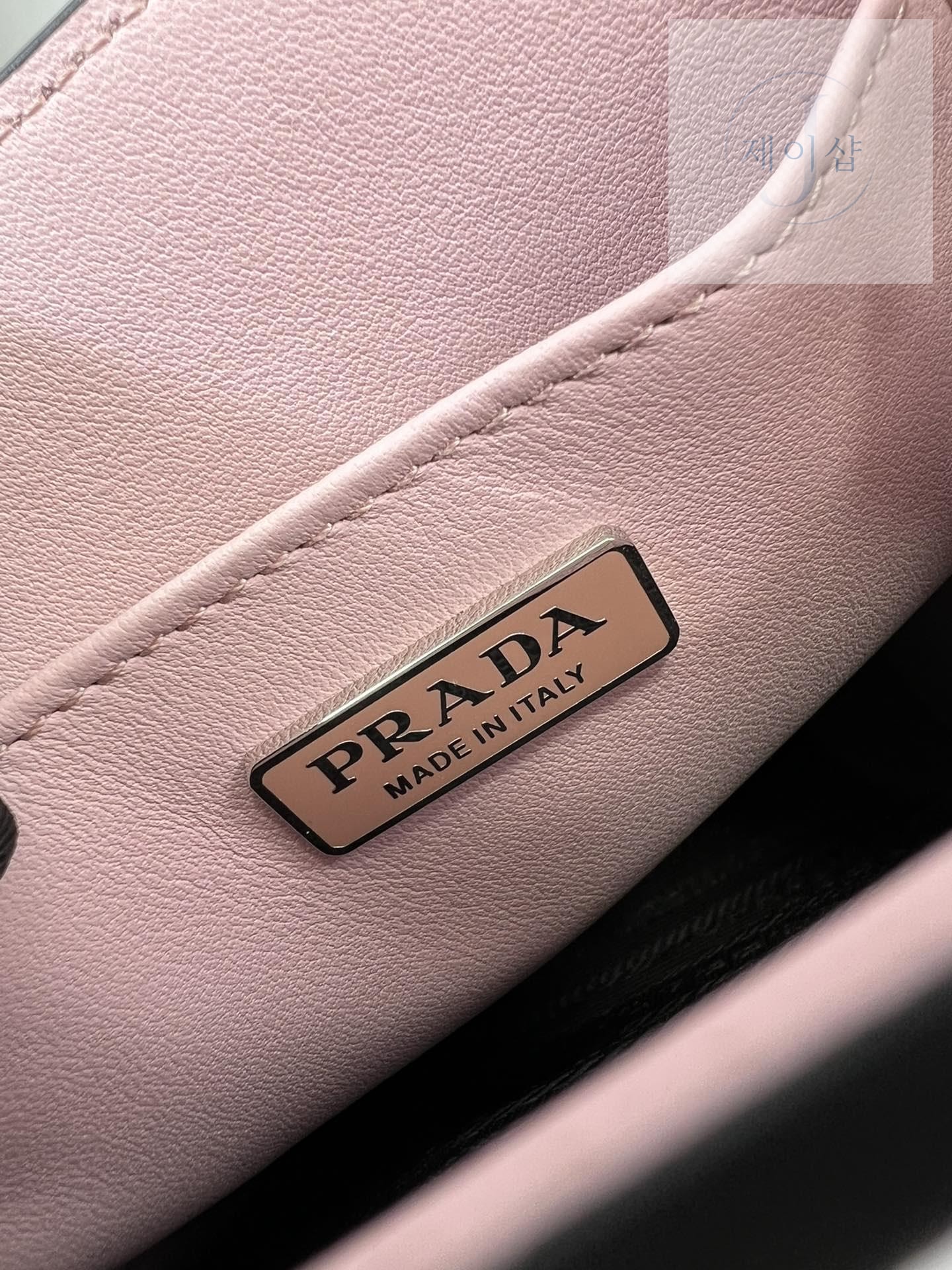 Prada Leather Handbag - 상세 이미지