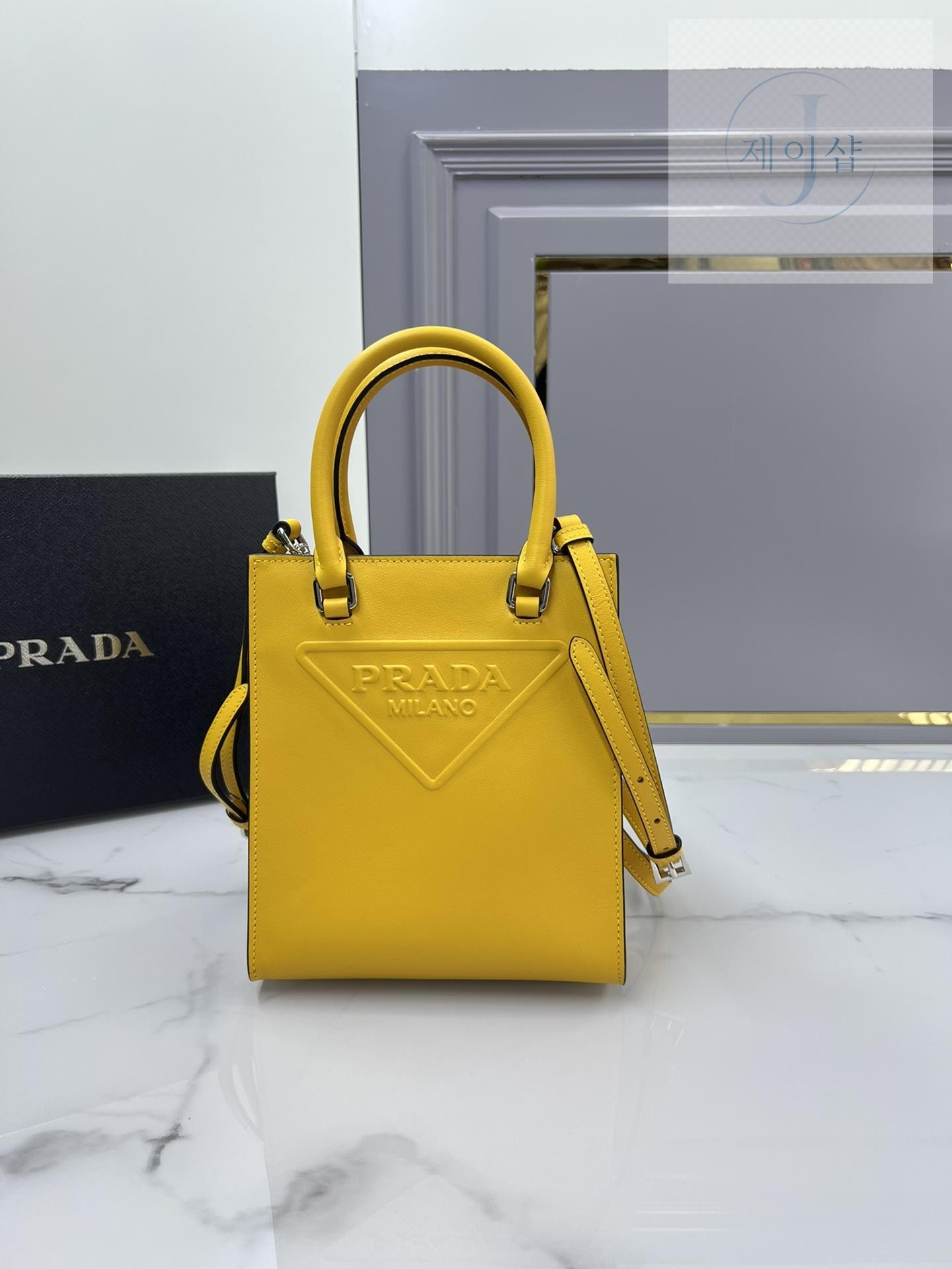 Prada Leather Handbag - 상세 이미지