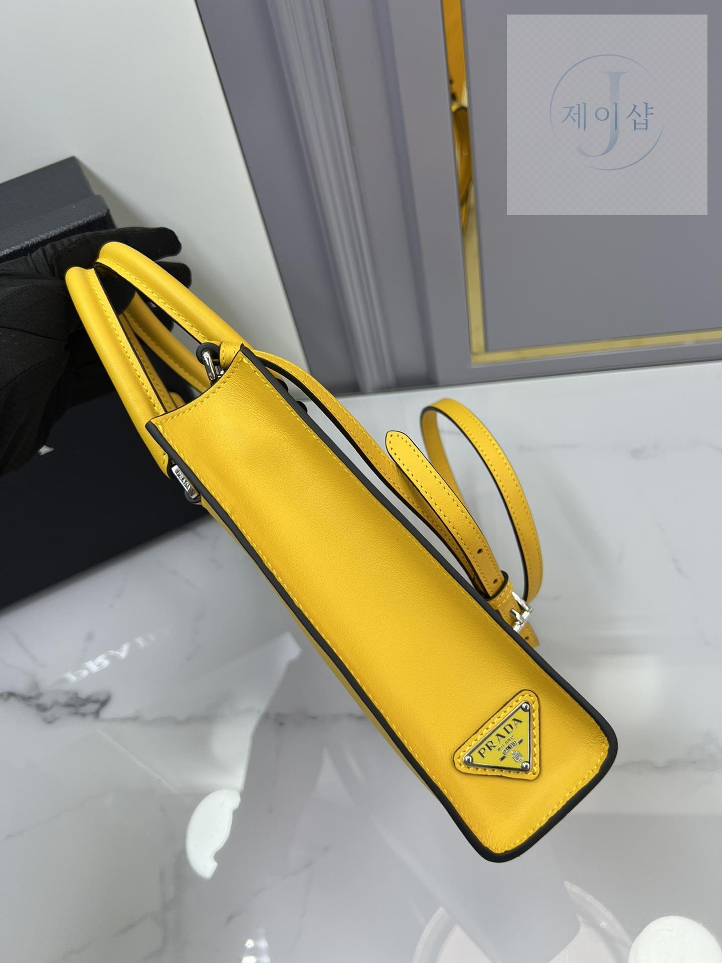 Prada Leather Handbag - 상세 이미지