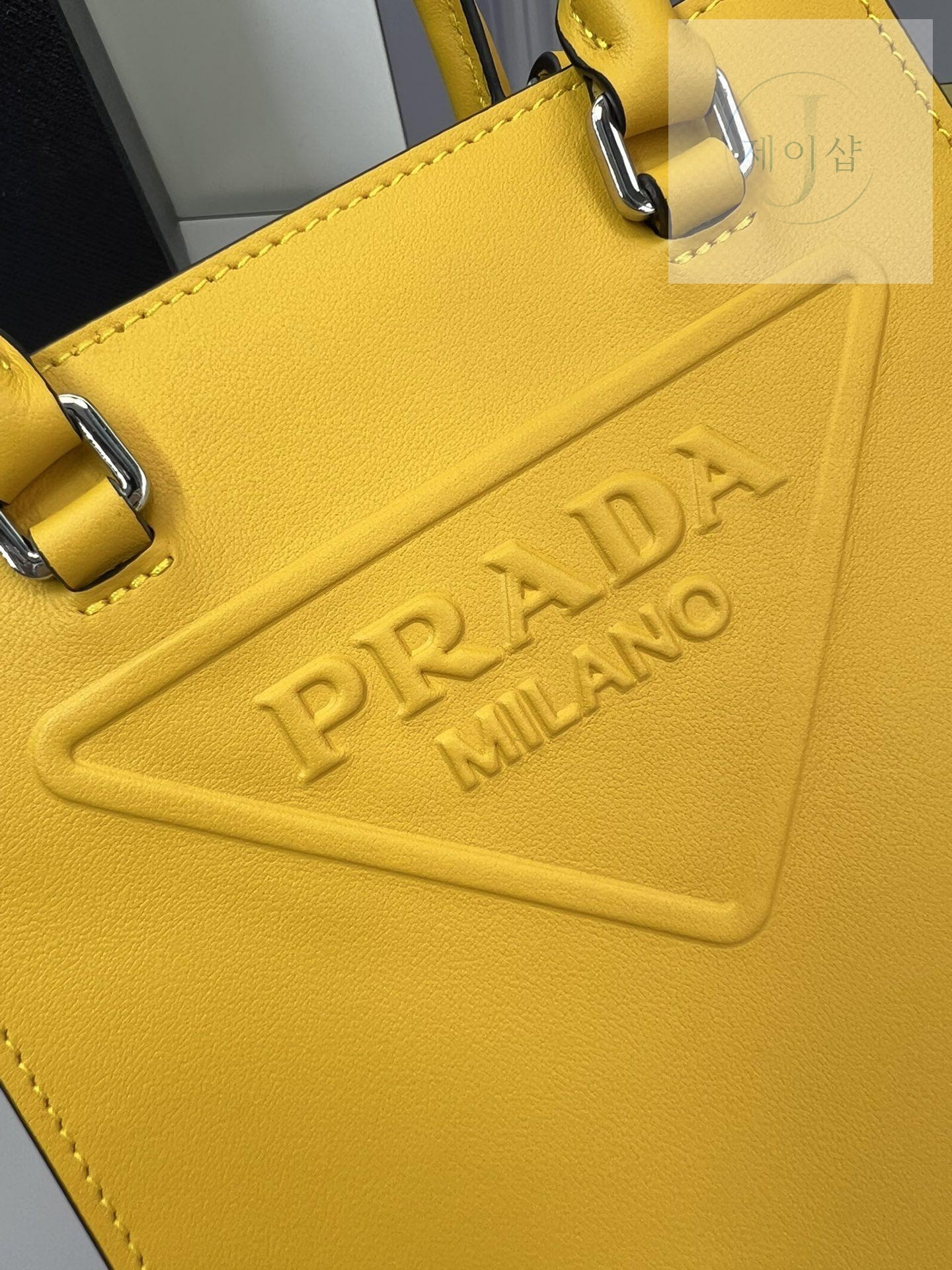 Prada Leather Handbag - 상세 이미지