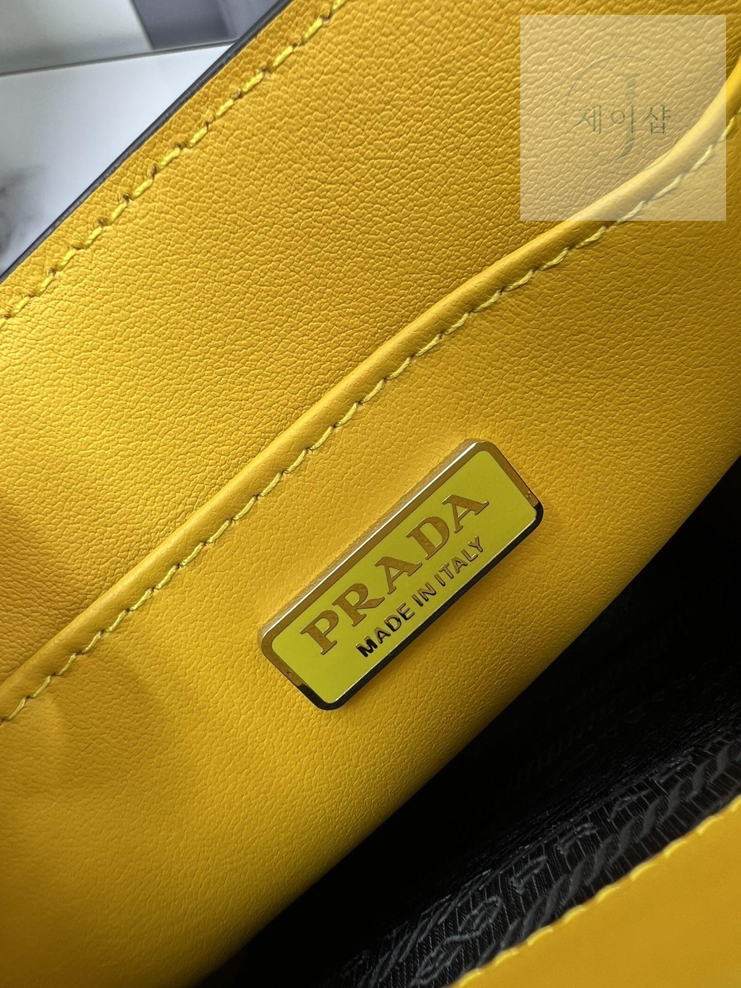 Prada Leather Handbag - 상세 이미지