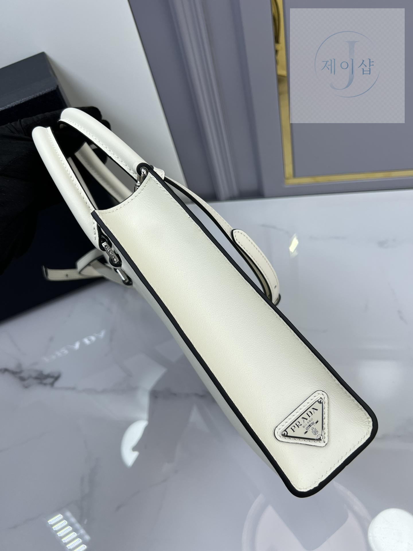 Prada Leather Handbag - 상세 이미지