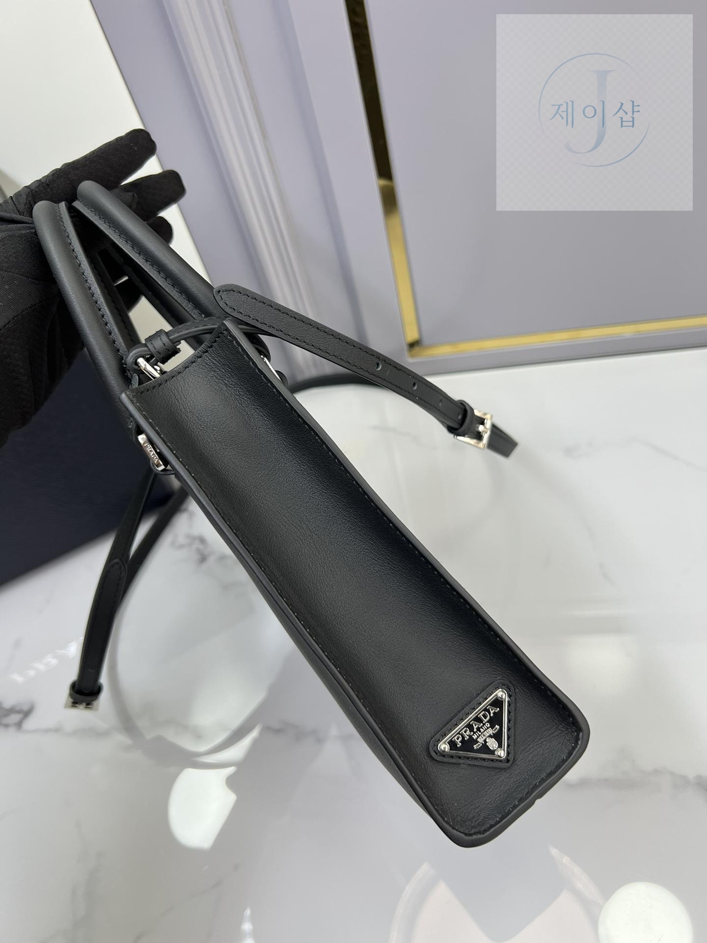 Prada Leather Handbag - 상세 이미지
