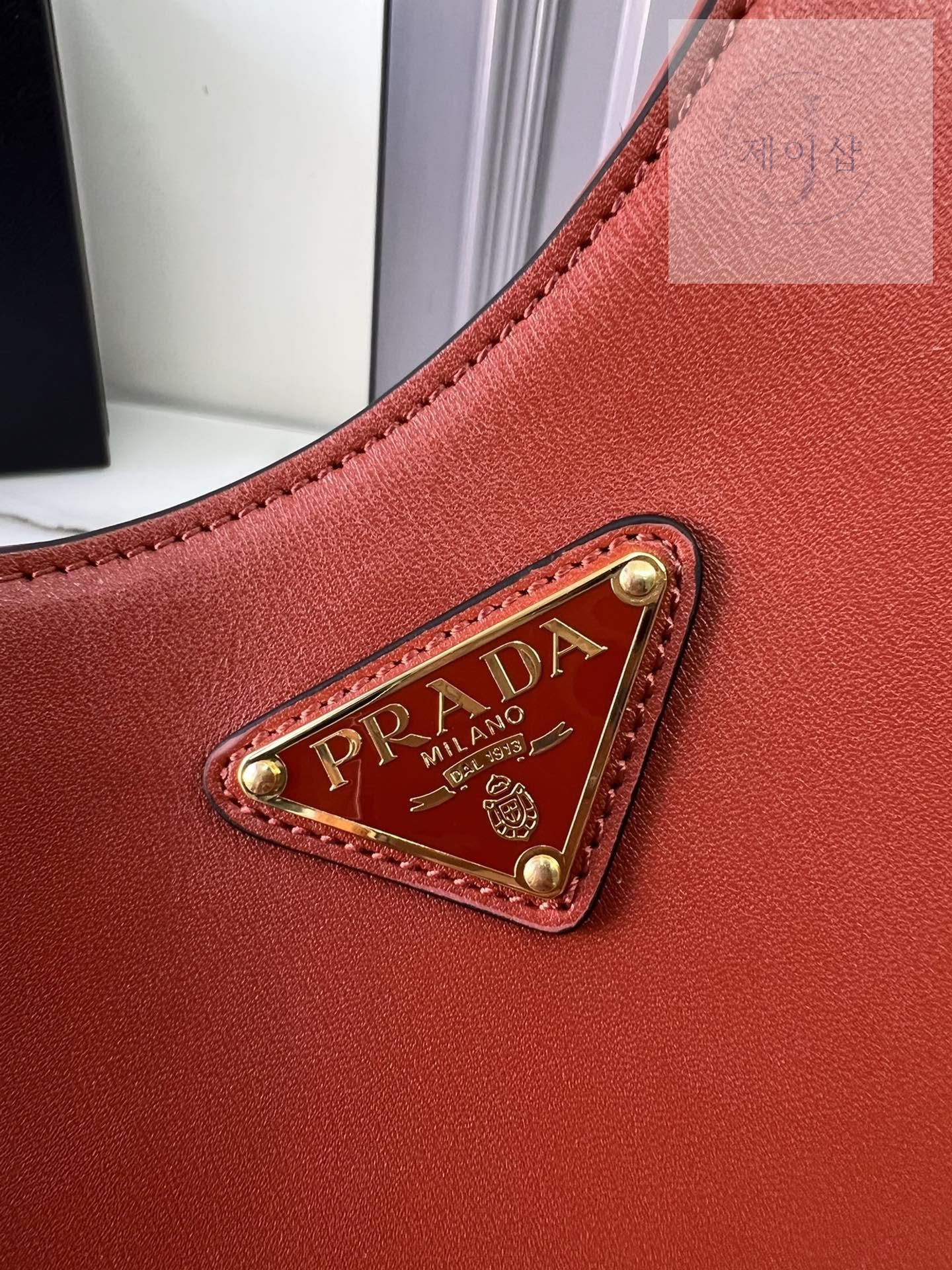 Prada Leather Shoulder - 상세 이미지