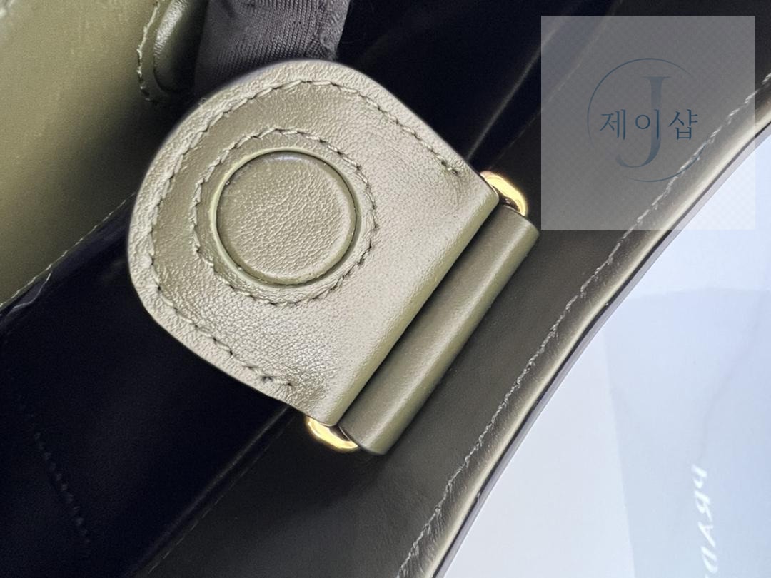 Prada Leather Shoulder - 상세 이미지