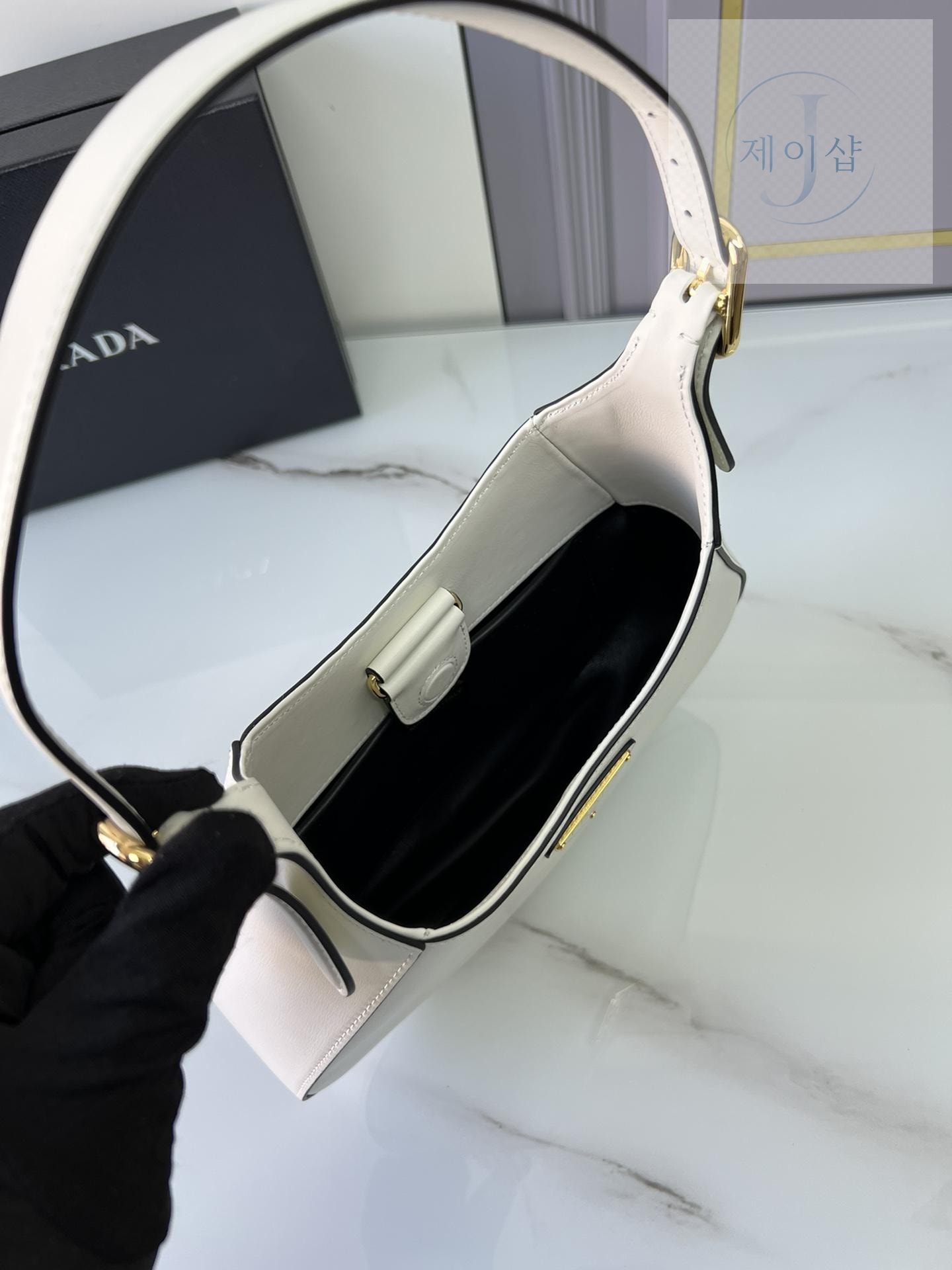 Prada Leather Shoulder - 상세 이미지